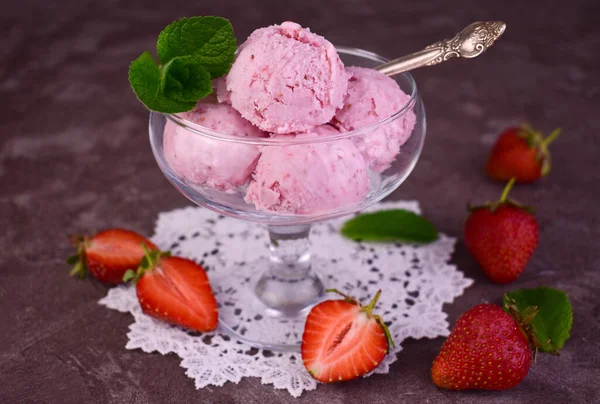 草莓冰淇淋和灰色背景的新鲜草莓 — 图库照片