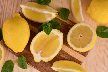 Tahta tahtadaki limonlar. Yakın plan. Düz çizgi..