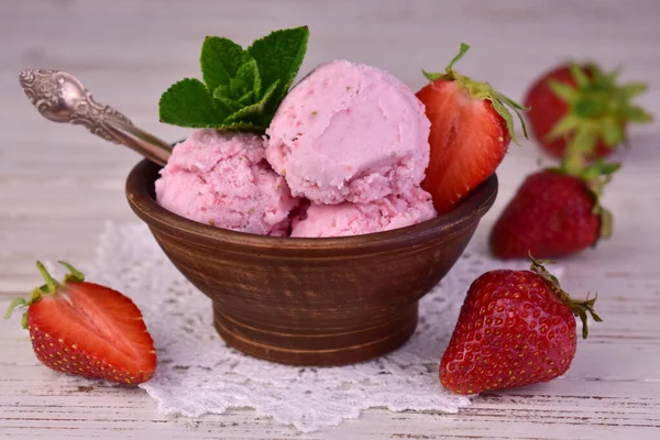 草莓自制的天然冰淇淋 装在黏土碗里 — 图库照片