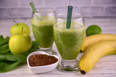 Keten tohumlu iki bardak sağlıklı yeşil smoothie..