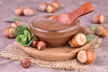 Gri arka planda fındık aromalı lezzetli çikolata..