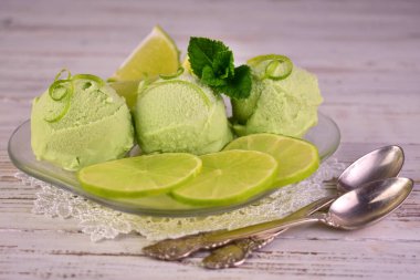 Ev yapımı limonlu dondurma. Naneli limonlu dondurma..