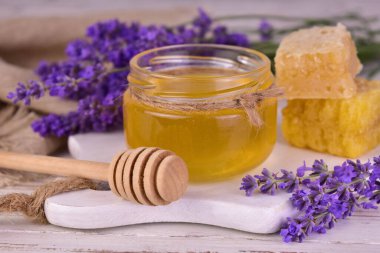 Taze kokulu lavanta balı ve lavanta çiçekleri. Yakın plan..