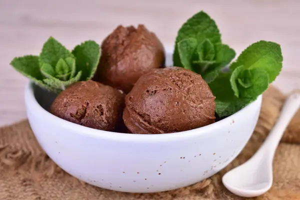 Homemade Chocolate Ice Cream Mint Bowl Close — Stock Photo, Image