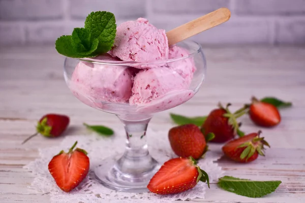 白色背景的草莓冰淇淋和新鲜草莓 — 图库照片