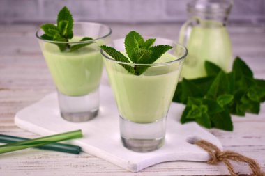 Yaz ferahlatıcı naneli kokteyl, tahta bir arka planda gözlüklerle. Yakın plan..