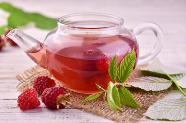 Şeffaf çaydanlıkta ahududu çayı.