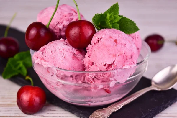 樱桃冰淇淋和新鲜樱桃放在玻璃碗里 后续行动 — 图库照片