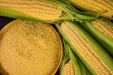 Tahta bir kasede mısır ezmesi ve mısır kafalar. Düz yatıyordu.