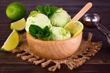 Ev yapımı kireç ve naneli dondurma, arka planda ahşap bir kasede..