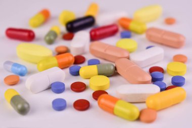 Beyaz arka planda bir sürü hap. Yakın plan. Tıbbi ilaçlar..