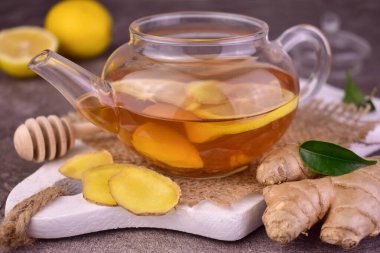 Limonlu zencefilli çay ve çaydanlık. Yakın plan..