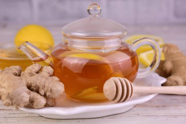Tahta masada bal ve limonlu zencefil çayı.
