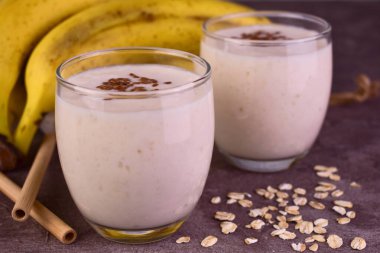 Kahvaltıda hafif beton arka planda muz ve yulaf ezmeli meyve püresi. Detox menüsü.