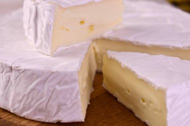 Taze Brie peyniri. Yakın plan kesilmiş..