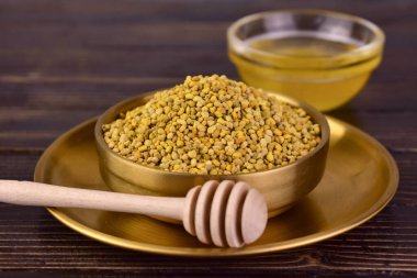 Organik arı ürünü propolis. Arı propolü ile homeopatik beslenme kavramı.