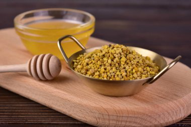 Organik arı ürünü propolis. Arı propolü ile homeopatik beslenme kavramı.