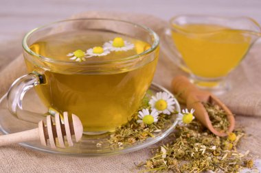 Ballı bitkisel papatya çayı ve şifalı papatya çiçeği. Yakın plan..