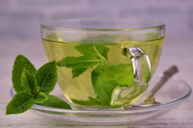 Masada bir fincan nane çayı. Kapat. Seçmeli odak.