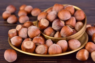 Koyu bir tahta zeminde fındık. Yakın plan..