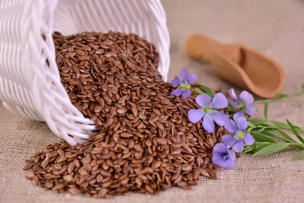 Beyaz sepetteki keten tohumları. Yakın plan..