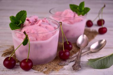 Ev yapımı vişneli dondurma ve gözlük. Yakın plan..