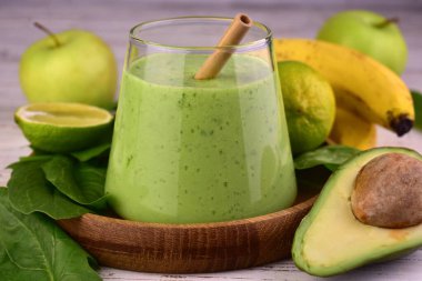 Avokado, muz, limon ve elmadan yapılmış sağlıklı yeşil bir smoothie..