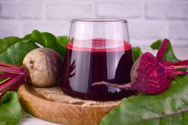 Bardakta taze, sağlıklı pancar suyu. Yakın plan..