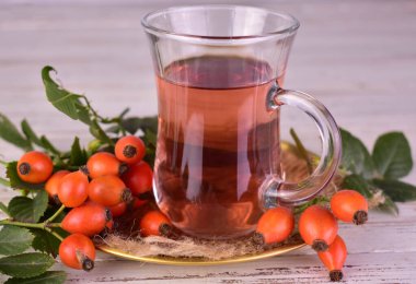 Fincanda gül kalçası çayı. Tıbbi homeopatik içecekler..