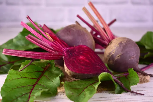 İzinli taze kırmızı pancar. Yakın plan..