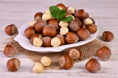 Beyaz arka planda bir tabakta fındık. Yakın plan..