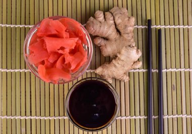 Suşi için zencefil ve soya sosu.