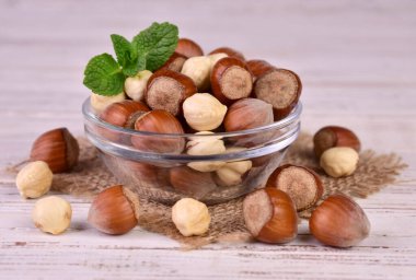 Şeffaf bir kasede soyulmuş fındık. Yakın plan..