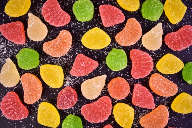 Jöle şekerler, siyah arkaplanda marmelat..