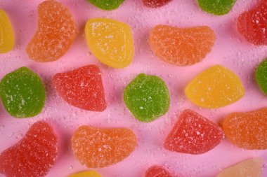 Jöle şekerler, pembe arka planda marmelat..