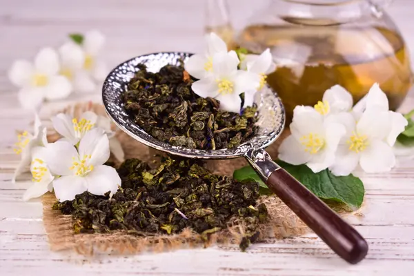 Yasemin çiçekli çay. Aromatik çiçek çayı..