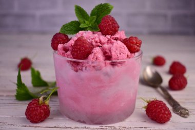 Taze ahududu aromalı yaz şerbeti, seçici odaklı resim.