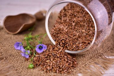 Cam kavanozda keten tohumu. Yakın plan. Süper yemek..