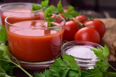 Bardakta domates suyu ve taze domates. Yakın plan..