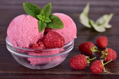 Cam kasede ev yapımı ahududu dondurması. Yakın plan..