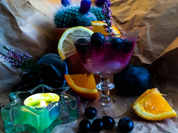 Björnbär Alkohol Dryck Med Kub Glas Omgiven Frukt Och Kaktus — Stockfoto