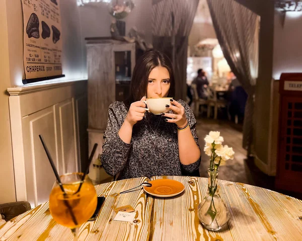 Эмоции Одинокой Женщины Кафе Столом Пьющей Чай Вечером Кафе Романтический — стоковое фото