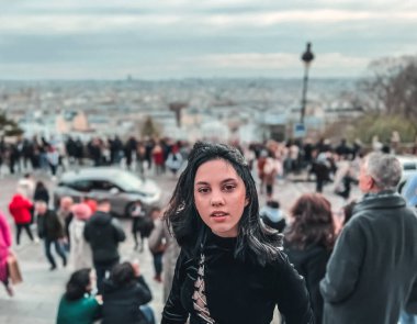 Monmartre 'de genç bir bayan. Montmartre, Paris' in kuzeyinde 130 metrelik bir tepe ve antik bir Roma yerleşimi.. 