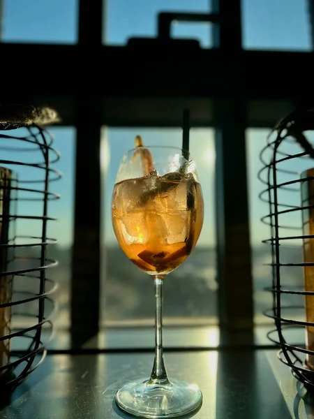 Bir Kafede Bir Bardakta Kokteyl Pencereden Gelen Güneşin Gölgeleri — Stok fotoğraf