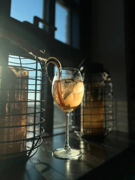 窓から太陽の影を浴びたカフェのテーブルの上のガラスでカクテル — ストック写真