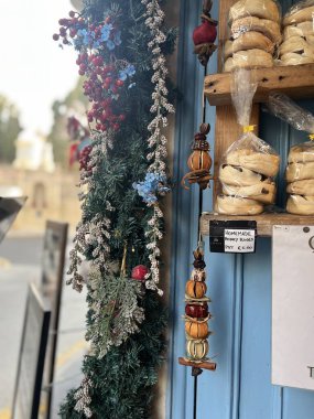 Mdina, Malta 'da geleneksel bir Malta evinin duvarında Noel süsü var.