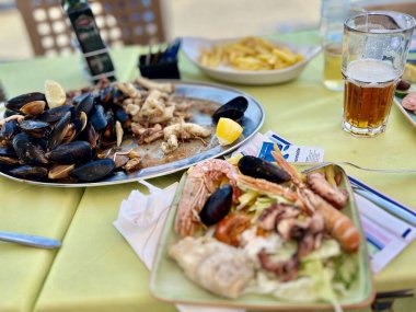 Izgara karides ve salatalı midye. Masada karides ve midye olan lezzetli deniz ürünleri salatası.