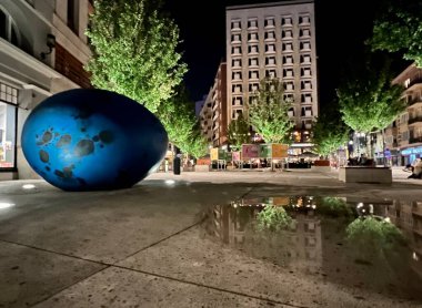Polonyalı sanatçı Joanna Rajkowska 'nın yumurta şeklinde büyük, mavi, yumurta şeklinde bir heykeli Varşova' nın merkezine yerleştirildi.