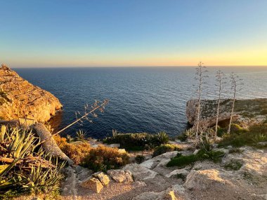 Blue Grotto, Malta 'nın güney kıyısı boyunca bulunan yedi mağaradan oluşan bir kompleks. Iz-Zurrieq limanı ve Blue Grotto deniz mağaraları Filfla 'nın küçük adasının karşısındaki sahil şeridinde yer almaktadır..