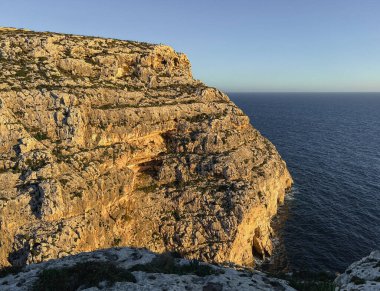 Blue Grotto, Malta 'nın güney kıyısı boyunca bulunan yedi mağaradan oluşan bir kompleks. Iz-Zurrieq limanı ve Blue Grotto deniz mağaraları Filfla 'nın küçük adasının karşısındaki sahil şeridinde yer almaktadır..